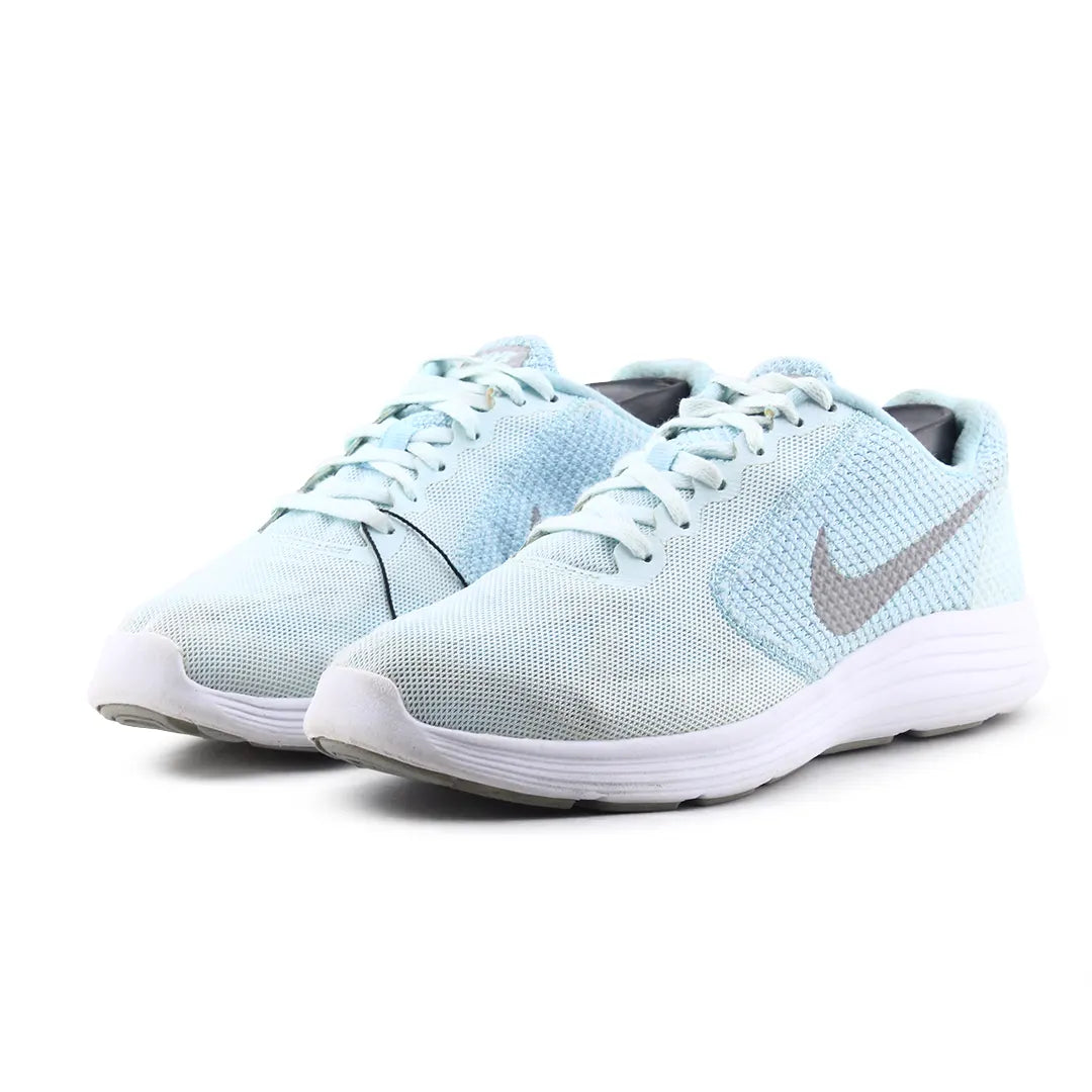 Nike Revolution 3